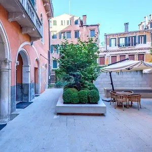 https://palazzo-molin-cuoridoro-guarana.hotelslidodijesolo.com